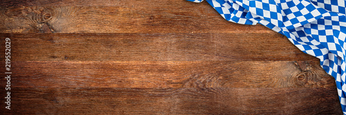 Rustikaler Oktoberfest holz panorama hintergrund leer mit wiesn bayern bayrische fahne flagge / bavaria wooden wood wide background with bavarian flag empty copy space