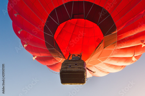 Balon na gorące powietrze kolorowy przeciw błękitne niebo