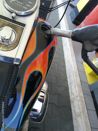 Rifornimento benzina moto