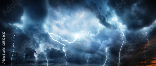 Błysk burzy z błyskawicami na nocnym niebie. Koncepcja na temat pogody, kataklizmów (huragan, tajfun, tornado, burza)