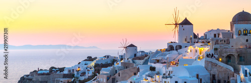 Widok Oia najpiękniejszej miejscowości wyspy Santorini w Grecji.