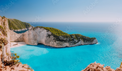 Panoramiczny widok Navagio plaża, Zakynthos wyspa, Grecja. Szeroka zatoka wrakowa z turkusową wodą i białym piaskiem. Słynna punkt orientacyjny na świecie