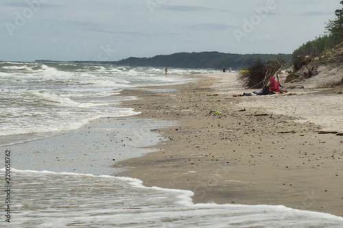 samotna kobieta na pustej plaży