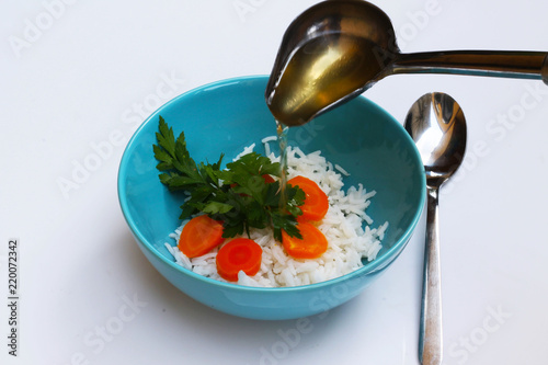 domowy rosół z ryżem pietruszką i marchewką