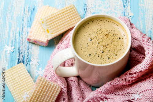 Smaczna Świąteczna biała kawa i słodkie ciastka wafelki na niebieskim drewnianym tle. 