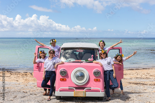沖縄をドライブする女性たち