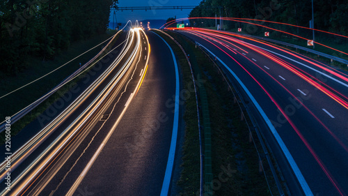 Pasy światła aut na autostradzie