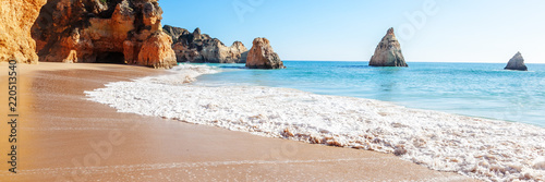 Letnia piaszczysta plaża (Algarve, Costa Vicentina, Portugalia). Piękny naturalny lato wakacje koncepcja podróży.