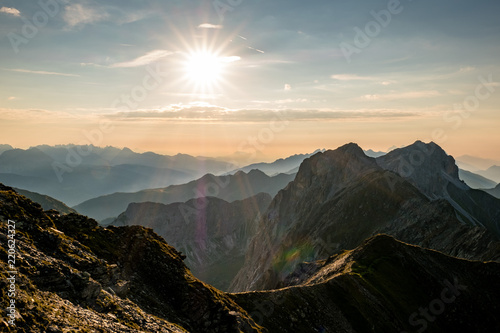 Sonnenaufgang am karnischen Höhenweg in den österreichischen Dolomiten nahe der italienischen Grenze
