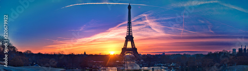 Niesamowita panorama Paryża bardzo wcześnie rano, w tym Wieża Eiffla