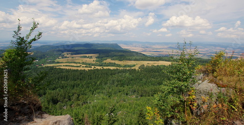 Widok na Góry Stołowe z Szczelińca Wielkiego, punktu widokowego w Sudetach 