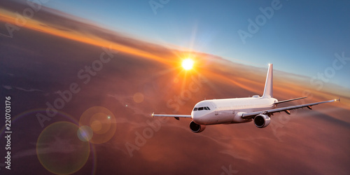 Samolot komercyjny lecący ponad dramatyczne chmury.