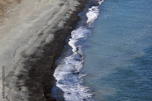 vagues sur le sable noir