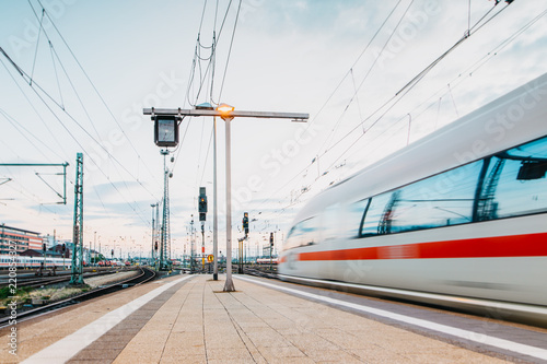 Schnellzug verlässt den Frankfurter Bahnhof 