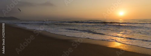 Nascer do sol numa linda praia do Brasil