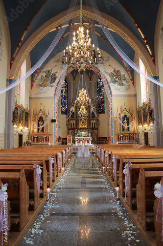 Przystrojone wnętrze kościoła katolickiego przed celebracją zaślubin.
