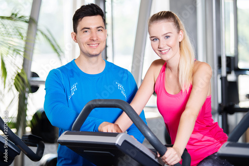 Ausdauertraining im Fitnessstudio, Mann und Frau beim Sport 