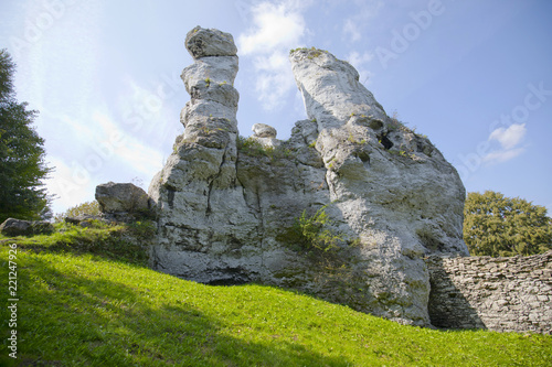 Malownicze skały wapienne w sąsiedztwie zamku w Ogrodzieńcu