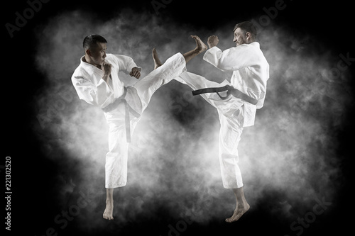 Dwóch mężczyzn walczących w karate