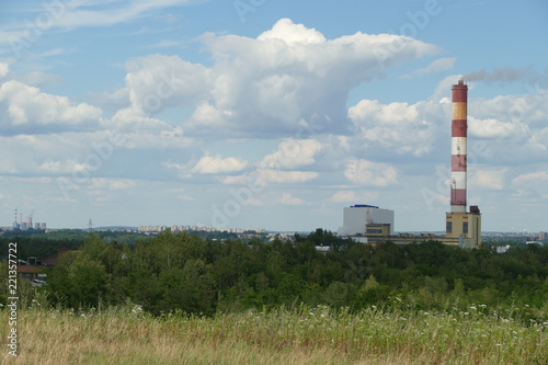 Komin elektrociepłowni w okolicach Katowic, na Śląsku. W dali tereny mieszkalne sąsiadujących miast regionu. Wokół tereny zielone. Kraj: Polska