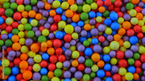 Bolas coloridas. Muchas bolitas de todos los colores para utilizar de fondo