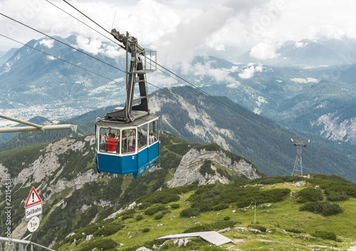 Seilbahn fährt die Zugspitze herunter