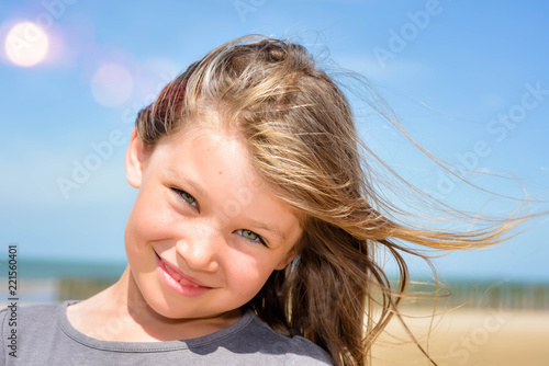 magnifique visage d'enfant au yeux verts