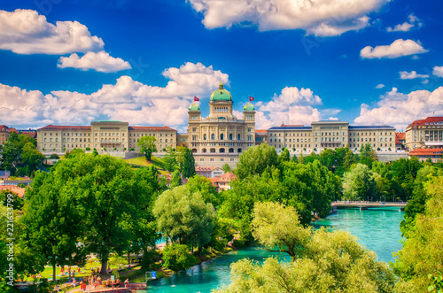 Bundeshaus in der Bundesstadt Bern mit Aare, Schweiz 