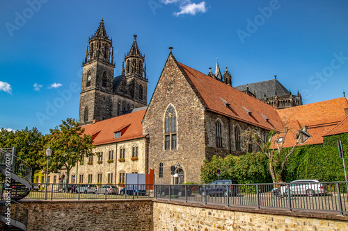 Der Magdeburger Dom mit blauen Himmel und weiteren historischen Häusern