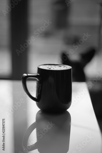 Kubek z kawą na ławie