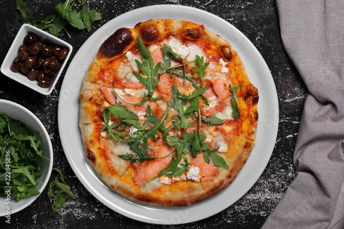пицца с лососем,сыром и рукколой