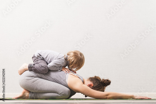 kobieta mama ćwiczy jogę z dzieckiem