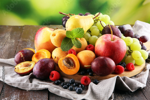 Świeże letnie owoce z jabłkiem, winogronami, jagodami, gruszką i morelą