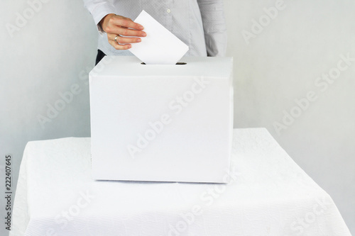 Wybory. Kobieta głosująca w wyborach