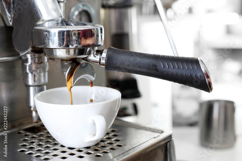 Kawa espresso. Parzenie kawy w ekspresie ciśnieniowym.