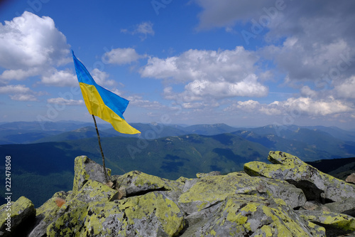 Ukraina, Karpaty Wschodnie - góry Gorgany Środkowe, flaga Ukrainy na Wielkiej Sywuli (najwyższym szczycie Gorganów)