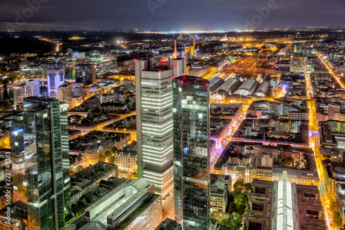 Das Frankfurter Bahnhofs- und Bankenviertel bei Nacht und künstlicher Beleuchtung