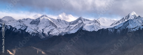 Stok Zakres Himalajów ze Stokiem Kangri, najwyższym szczytem górskim w Ladakhu, Dżammu i Kaszmirze w Indiach.