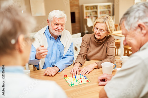 Senioren beim Brettspiel im Seniorenheim