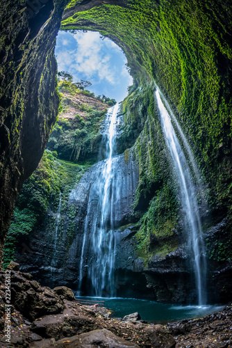 Wodospad Madakaripura to najwyższy wodospad w głębokim lesie we wschodniej Jawie w Indonezji.