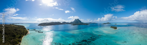 Panoramiczny widok z lotu ptaka luksusowych willi nad wodą z palmami, błękitną laguną, białą piaszczystą plażą i górą Otemanu na wyspie Bora Bora, Tahiti, Polinezja Francuska (Bora Bora Aerial)