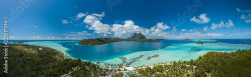 Panoramiczny widok z lotu ptaka luksusowych willi nad wodą z palmami, błękitną laguną, białą piaszczystą plażą i górą Otemanu na wyspie Bora Bora, Tahiti, Polinezja Francuska (Bora Bora Aerial)