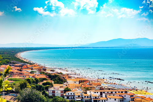 Castiglione della Pescaia, Ligurie, Italie, 20 août 2018: Vue panoramique des maisons et de la plage