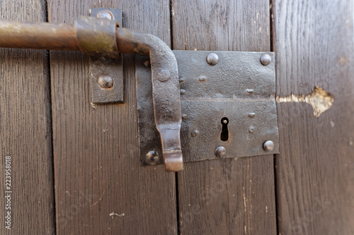 Portone in legno con chiavistello a scorrimento in ferro, catenaccio chiuso