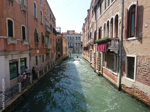 Widok na historyczną architekturę i kanał między antycznymi budynkami w Wenecja, Włochy podczas radosnych wakacji w słonecznym dniu. 