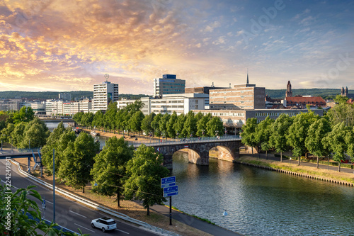 Saarbrücken, Saarland - Stadtzentrum mit Saar und alter Brücke am Abend