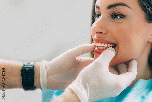Dentysta z piękną pacjentką