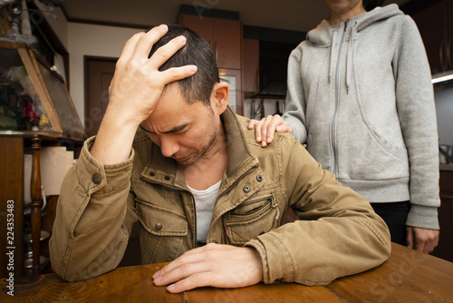 泣く男性と慰める女性