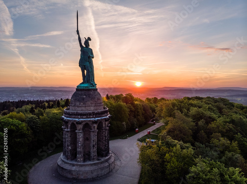 Hermannsdenkmal bei Sonnenaufgang, Luftaufnahme, Detmold, Deutschland