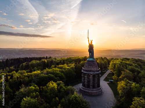 Hermannsdenkmal bei Sonnenaufgang, Luftaufnahme, Detmold, Deutschland